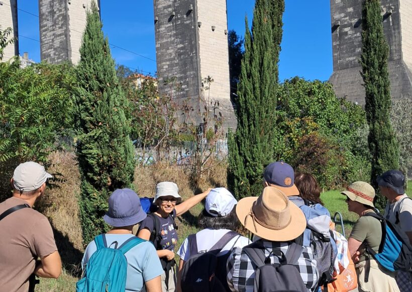 Guia a mostrar a bio e geodiversidade junto ao aqueduto das Águas Livres em Lisboa