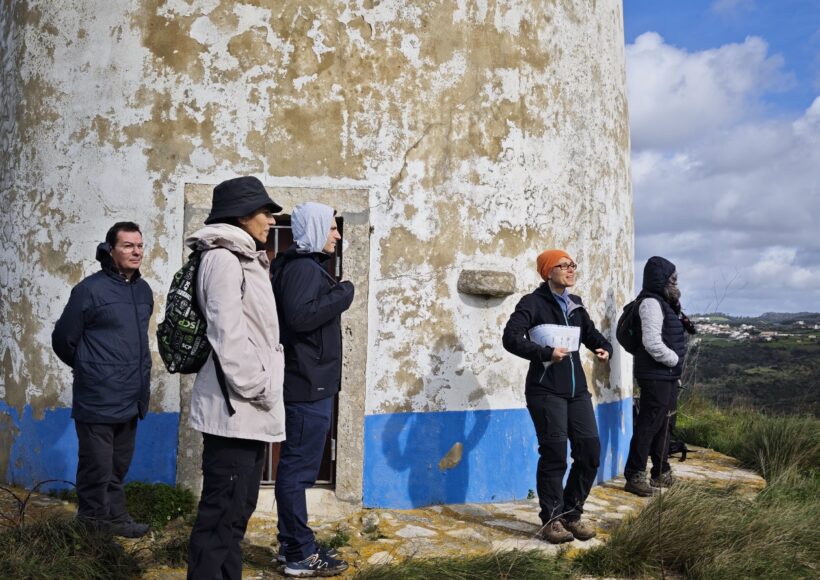 Explicação sobre geomorfologia nos moinhos da serra do Louro, Almorquim