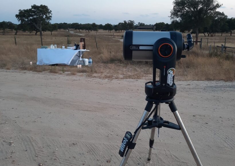 Telescópio e mesa com vinhos no montado